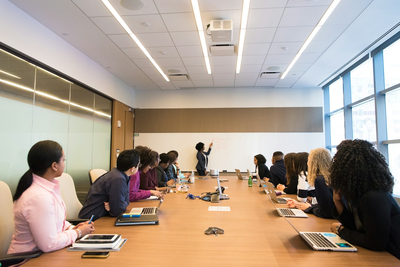 Executiva conduzindo reunião de negócios em inglês